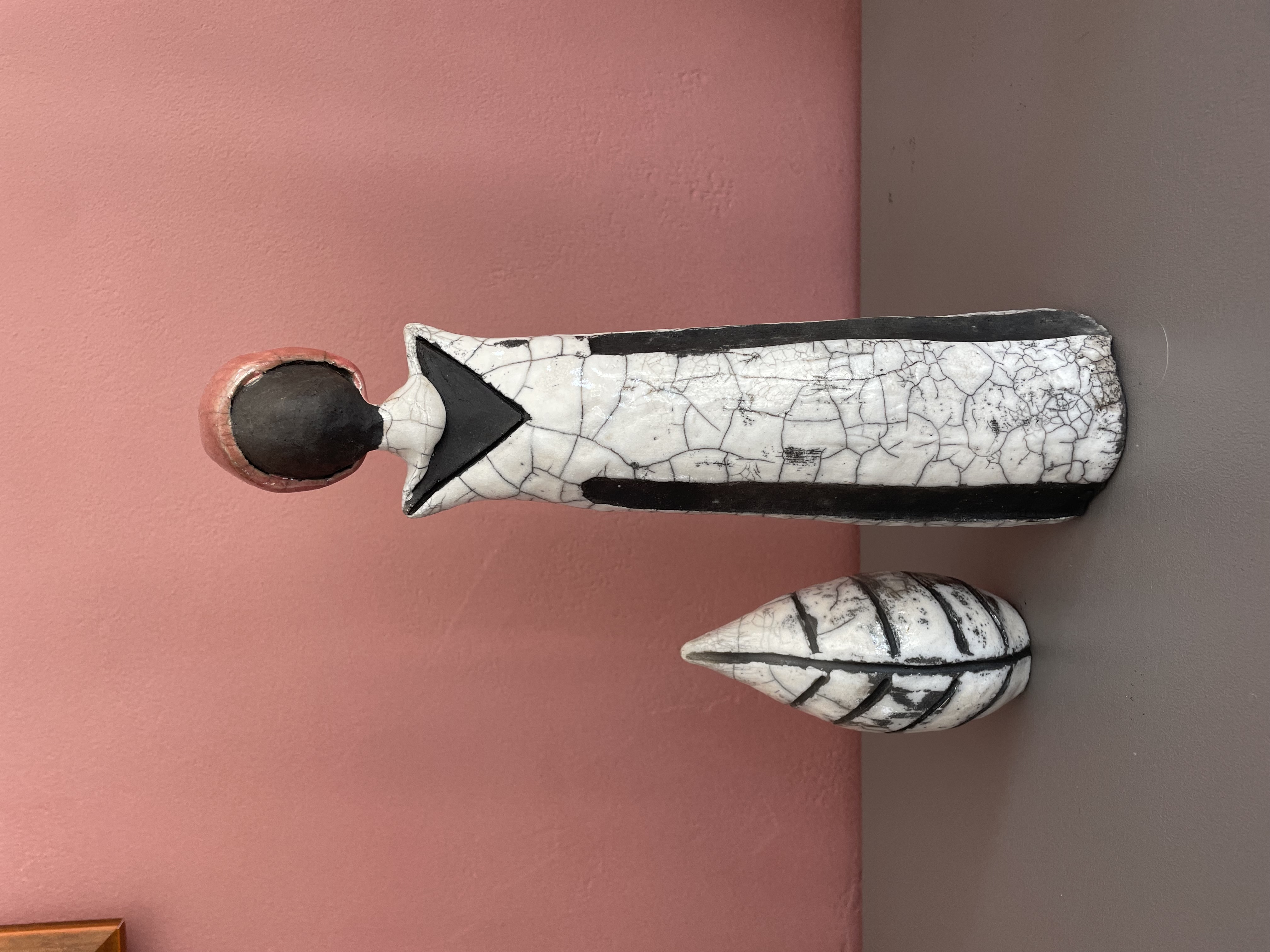Sculpture en poterie d’une femme noire.